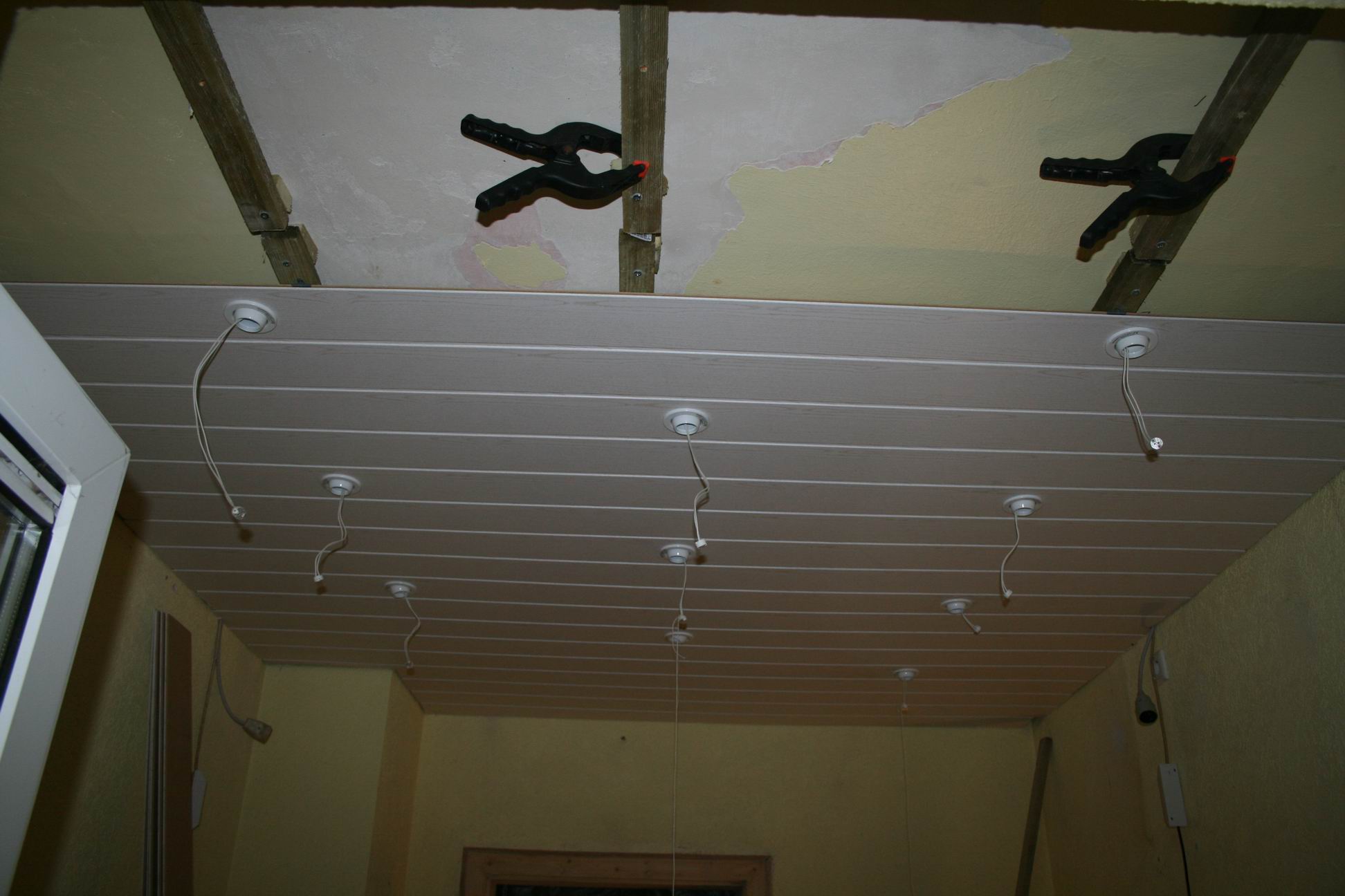 Alle Lampen sind oben, nun nur noch 4 glatte Paneele, und die Decke ist